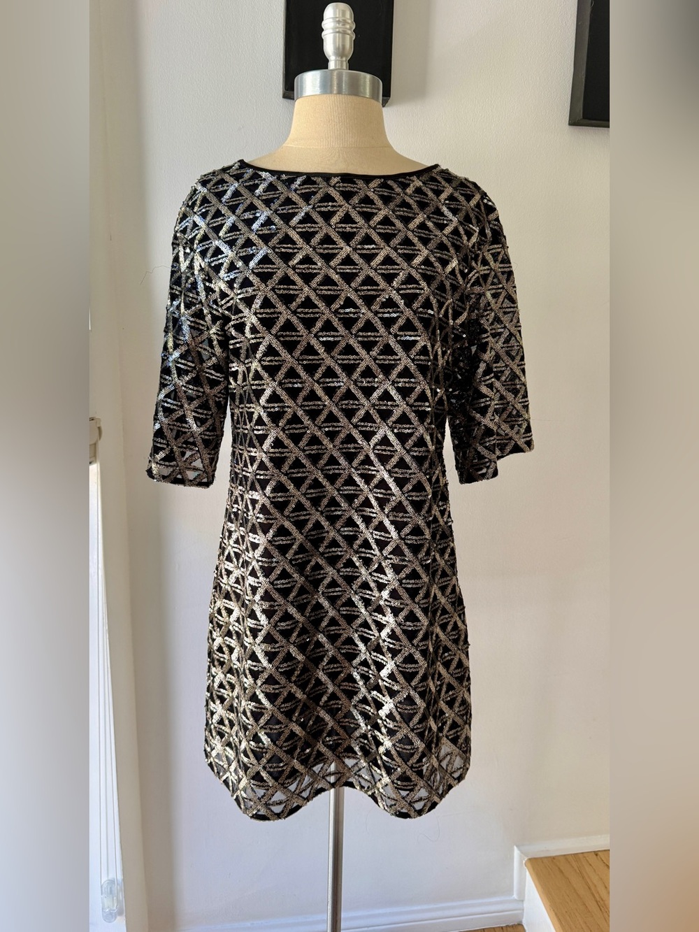 Laundry by Shelli Segal cocktail minidress Silver&Gold Sequin over Blk sz 2/4?✨🖤